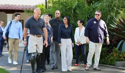 La presidenta encargada, Delcy Rodríguez junto a los miembros de la delegación de EE.UU.