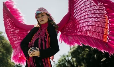 Genifer Gerhardt, la brasilera que interpreta el performance ‘Mujer pájaro’.