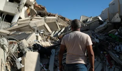Un edificio colapsado tras los sismos en La Guaira, cerca de Caracas. 
