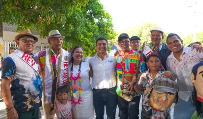 Directivos de Carnaval de Barranquilla, funcionarios y hacedores durante la inauguración de los 'Puntos de memoria'.