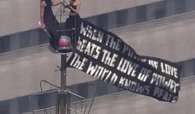 Dos personas que subieron sin permiso a la antena de la cima del Empire State Building.