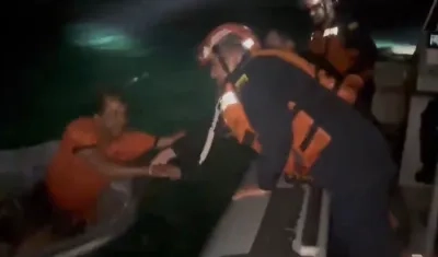 Momento en el que fueron rescatados dos los pescadores en San Andrés.