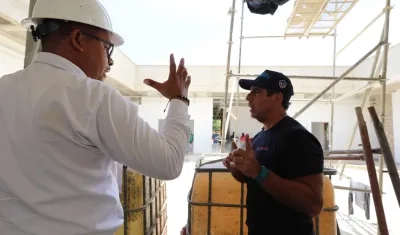 El alcalde Alejandro Char visitando obra de la estación de Caribe Verde.