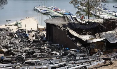 Lanchas quemadas por el incendio en el Pantano de San Juan, Madrid.