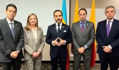 El ministro de Comercio designado, Mauricio Gómez; Anabel González, del BID; el presidente electo, Abelardo De La Espriella; el vicepresidente electo José Manuel Restrepo, el ministro de Hacienda designado, Miguel Gómez Martínez. 