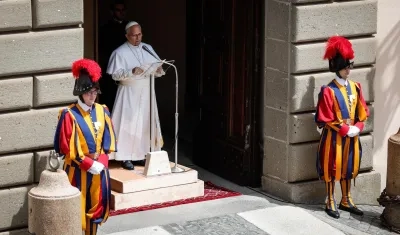 El Papa durante del rezo del Ángelus este domingo en Castel Gandolfo.