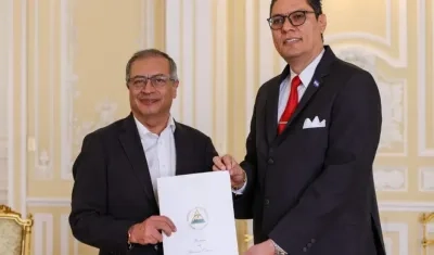 El Presidente Gustavo Petro junto al exembajador de Nicaragua en Colombia, Harold Delgado.