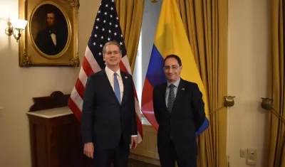 El secretario del Tesoro de Estados Unidos, Scott Bessent junto al vicepresidente electo, José Manuel Restrepo.