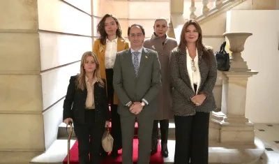Elsa Noguera con el equipo de Comisión de Empalme de Abelardo De La Espriella.