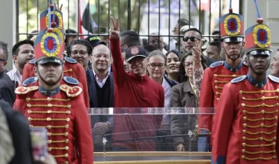 Momento de la llegada de la espada a la Casa Museo Quinta de Bolívar.