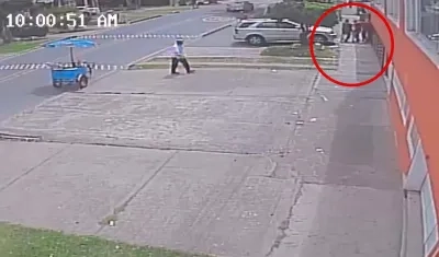 Escena donde trasladan a la mujer a un vehículo. 