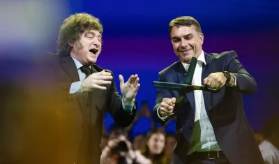 Flávio Bolsonaro y Javier Milei, durante la convención nacional del Partido Liberal de Brasil. 
