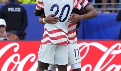 Folarin Balogun y Malik Tillman de Estados Unidos celebran el primer gol 