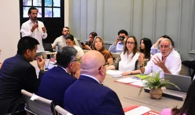 El Gobernador del Atlántico, Eduardo Verano, con los delegados del Departamento de Estado. 