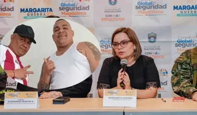 La gobernadora Margarita Guerra y en el círculo alias 'El Negro Ober' y 'Robinsito'.