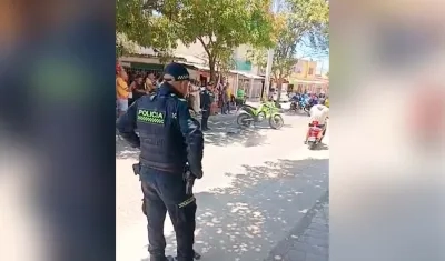 La Policía acordonó el área donde se presentó el intercambio de disparos. 