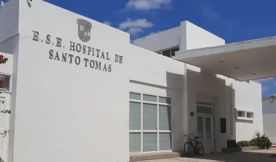 El tendero resultó herido y fue llevado al hospital del municipio de Santo Tomás.