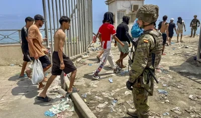 Inmigrantes regresan a pie a Marruecos.