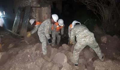 Integrantes de las Fuerzas Armadas removiendo escombros tras un sismo en la provincia de Chupaca.