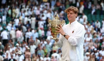 Jannik Sinner con su trofeo.