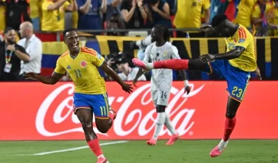 Jhon Arias celebra su gol