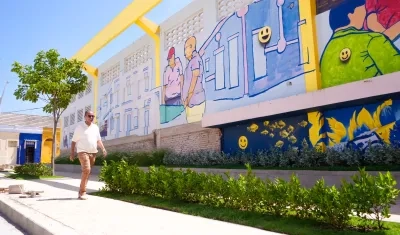 Juan Carlos Ospino, director de Carnaval de Barranquilla S.A.S., en un recorrido por la obra.