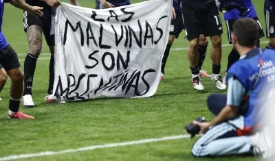 Jugadores argentinos con bandera reivindicando Las Malvinas.