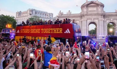 La selección española por la calles de Madrid este lunes. 