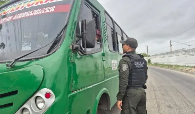 Los uniformados entregan recomendaciones de autoprotección a transportadores y comerciantes. 