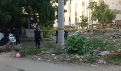La Policía acordonó el área donde fue hallado el cuerpo. 