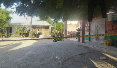 La Policía acordonó el área donde se presentó el crimen. 