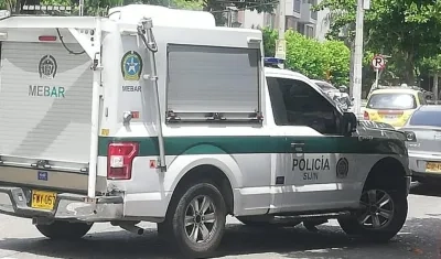 La Sijin de la Policía llevando un cuerpo a Medicina Legal. 