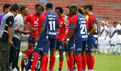 Luis Amaranto Perea con los jugadores del DIM.