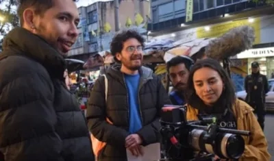 Miembros del equipo de producción del largometraje 'Cinco años, cuatro noches'.