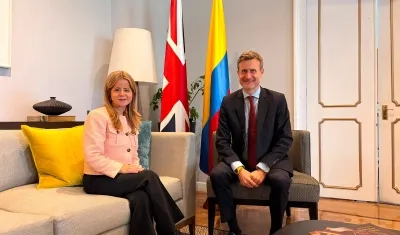 La Ministra de Transporte designada, Elsa Noguera, y el embajador del Reino Unido en Colombia, George Hodgson.