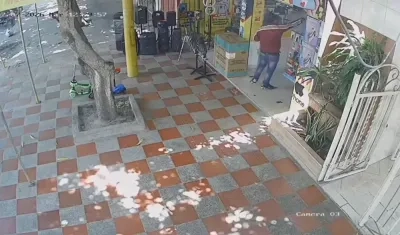 Momento en que el extorsionista realizó los disparos al negocio. 