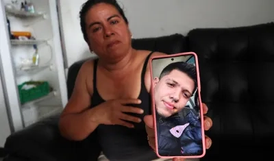Nayibe Ayala muestra una foto de su vecino, Johan Sebastián Durán Guerrero.