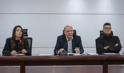 El ministro de Hacienda, Germán Ávila, fue el encargado de hacer el anuncio sobre la suspensión de las mesas. 