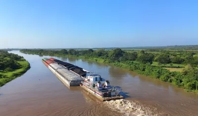 Embarcaciones por su paso en el Canal del Dique.