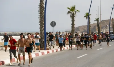 Numerosas personas transitan las calles de la ciudad marroquí de Castillejos para dirigirse a la frontera con Ceuta.
