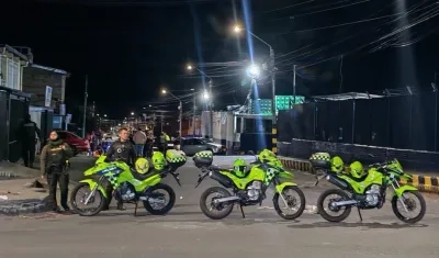 Policía en las afueras de las instalaciones de Postobón.