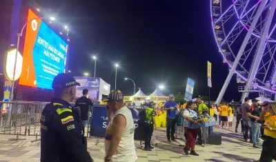 Policía en un fan zone.