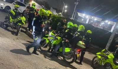 Varias patrullas de la Policía en el lugar donde se presentó el suceso. 