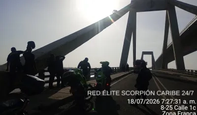 Bomberos y policías en el lugar. 
