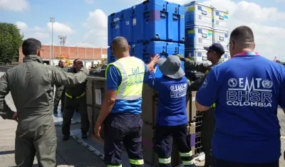 Rescatistas alistando insumos de un hospital de campaña que será instalado en Venezuela