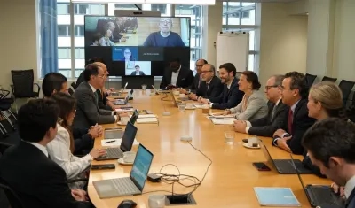 El vicepresidente electo, José Manuel Restrepo en la reunión con el Grupo Banco Mundial. 
