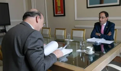 Reunión entre el ministro de Hacienda, Germán Ávila, y el vicepresidente electo José Manuel Restrepo.