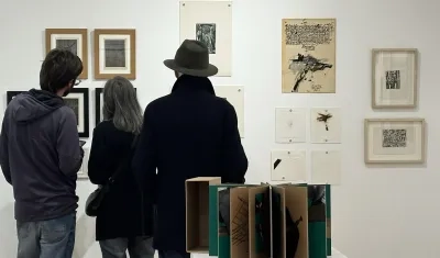 La exposición y subasta se llama 'Grabados y Múltiples'.