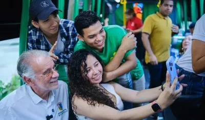 El gobernador del Atlántico, Eduardo Verano, con jóvenes beneficiarios del programa