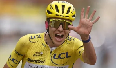 Tadej Pogacar celebra la conquista de su quinto título del Tour de Francia